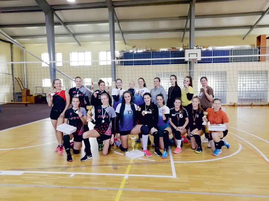 Sporta centra «Mēmele» turnīra uzvarētājas – «Studentes» (no kreisās), «Bauska I» un «Mežotne».
Autors: no I. Ūbeles albuma.