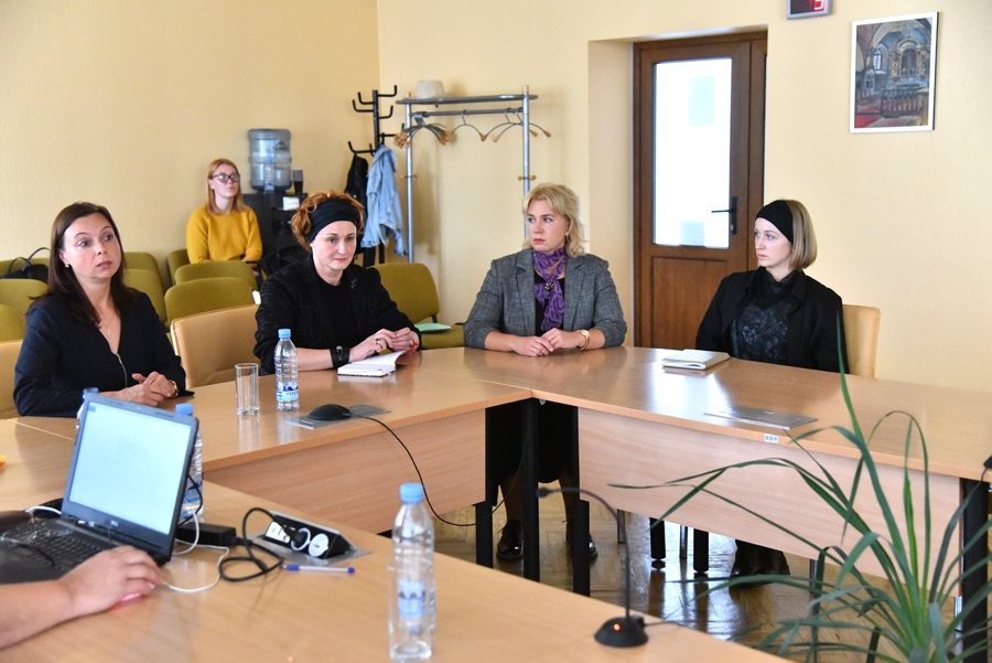 Bauskas novada domes deputātiem Dina Romanovska (no kreisās) un Irēna Domniece centās pastāstīt, kāpēc nepieciešama centralizēta pieeja darbā ar bērniem, kam ir īpašas vajadzības.
Autors: Uldis Varnevičs