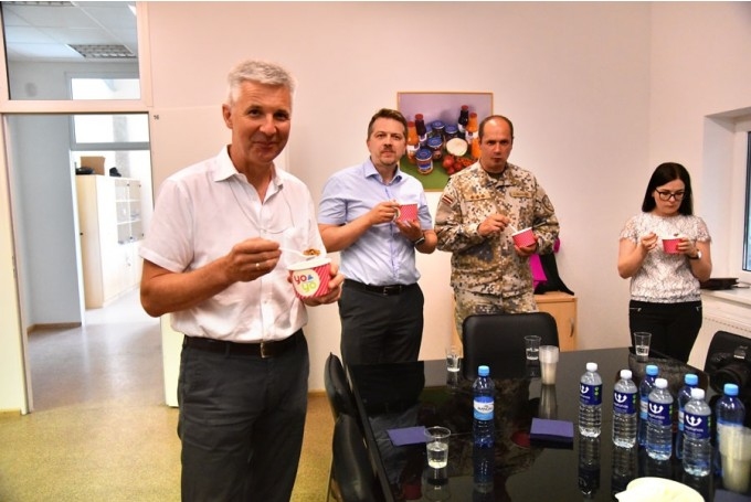 Artis Pabriks (no kreisās) kopā ar ministrijas pārstāvjiem reģionālajā vizītē Bauskā šī gada 29. jūnijā apmeklēja uzņēmumu «Kronis».
Autors: No arhīva.