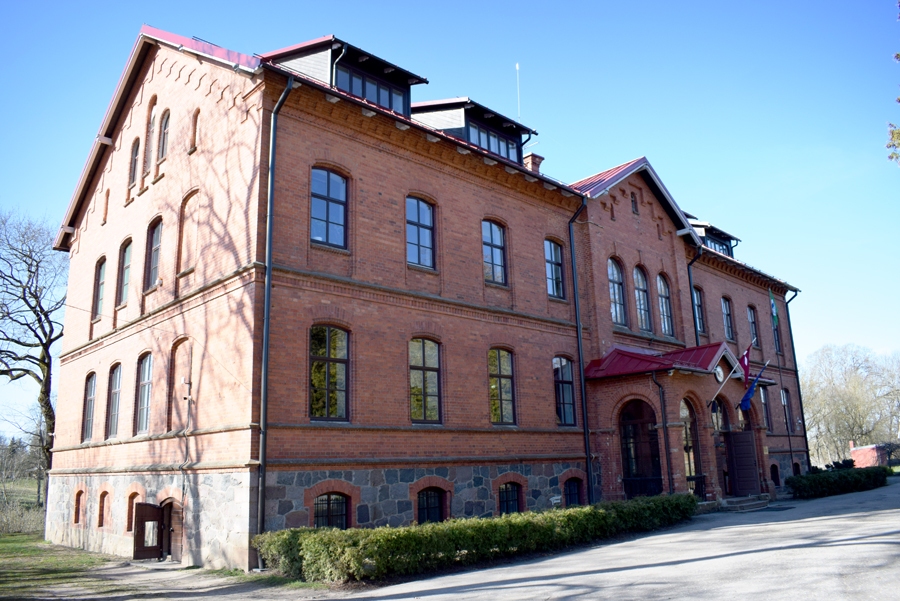 Skaistkalnes skolas ēka, kas atrodas Nikolausa fon Korfa 19. gadsimta beigās celtajā muižas kungu mājā.
Autors: no «Bauskas Dzīves» arhīva.