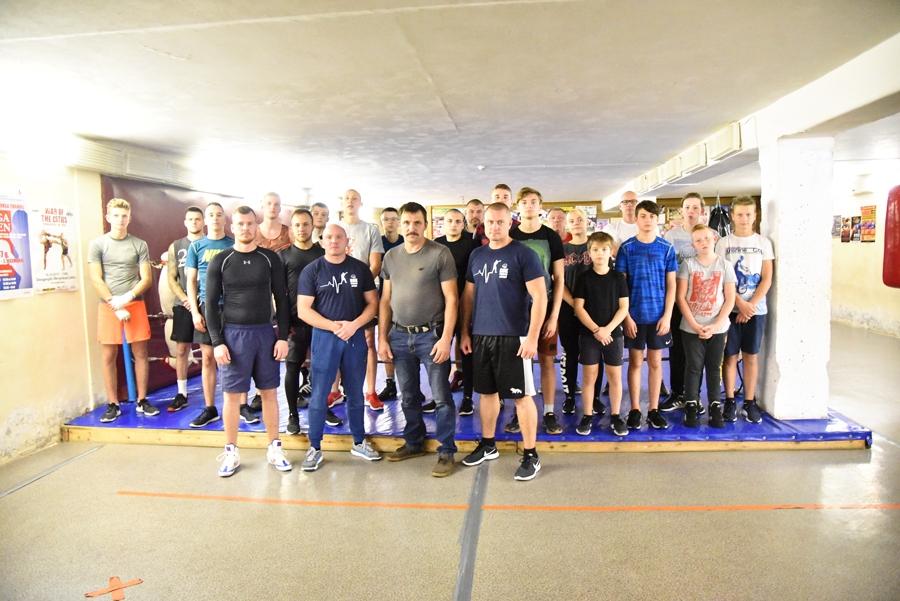 Bauskas boksa klubs regulāri publicē treniņa dalībnieku kopbildi. Šoreiz – kopā ar Jelgavas bokseriem, kas atbraukuši izmēģināt savus spēkus un prasmes Bauskā.
Autors: Uldis Varnevičs