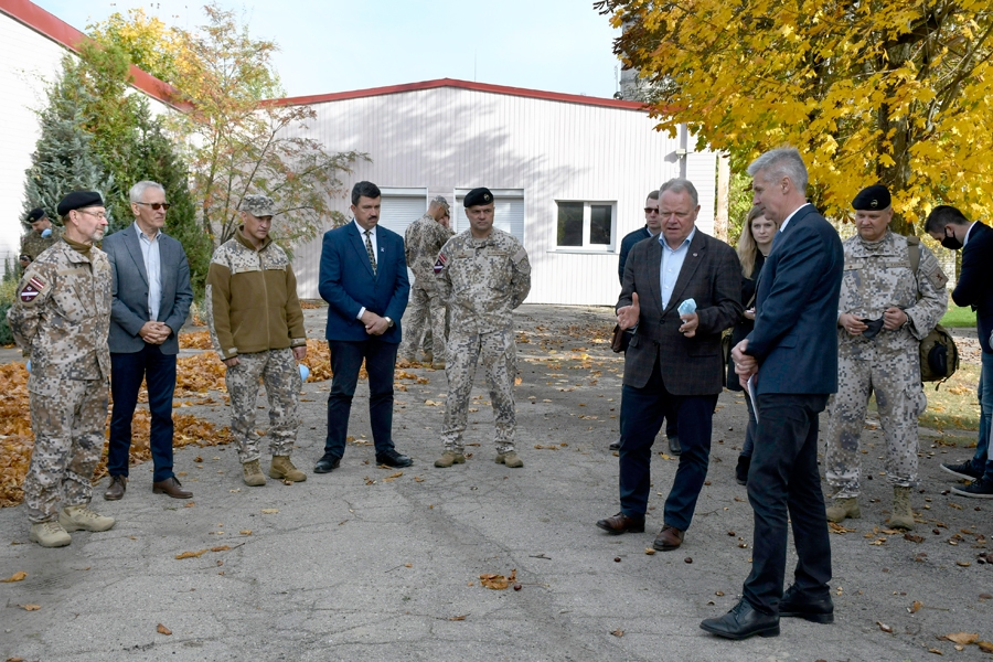 SARUNAS BAUSKĀ. Bijušais Nacionālo bruņoto spēku komandieris ģenerālis Raimonds Graube (trešais no labās) sarunā ar aizsardzības ministru Arti Pabriku (otrais no labās).
Autors: Ivars Bogdanovs