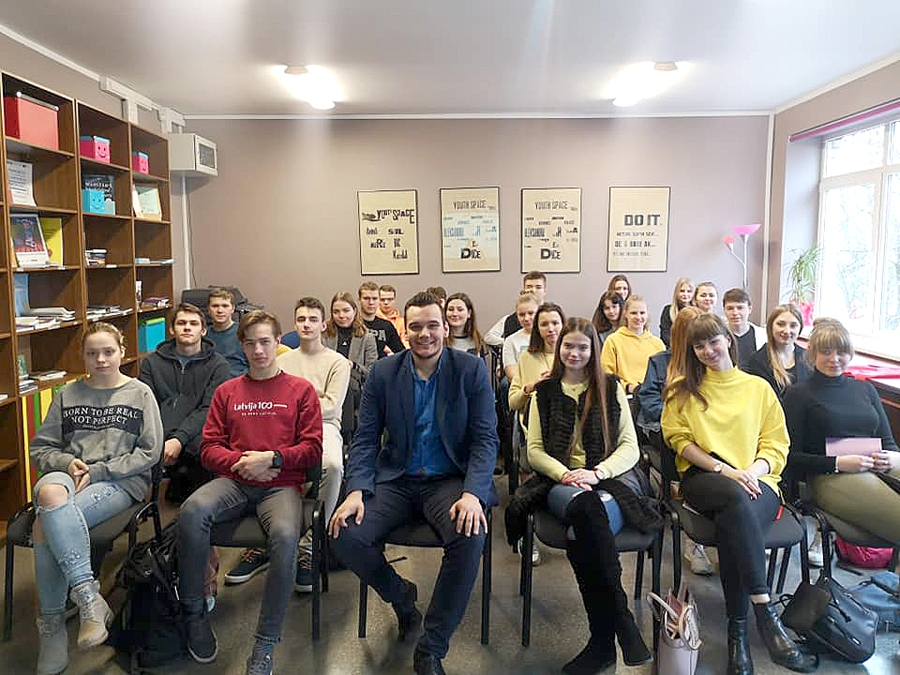 Gints Jankovskis (priekšplānā trešais no kreisās) aicina jauniešus aktīvāk iesaistīties dažādās aktivitātēs.
Autors: Publicitātes foto.