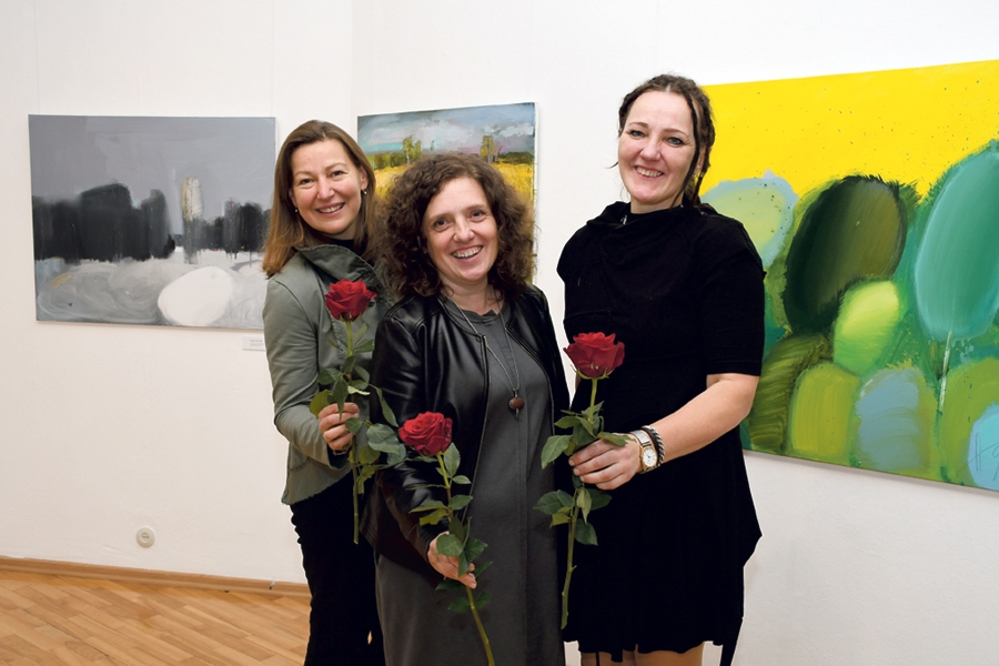 Gleznotājas Vija Stupāne ( no kreisās), Ilze Griezāne un Vēsma Ušpele izstādes atvēršanā Bauskas muzejā.
Autors: Ivars Bogdanovs