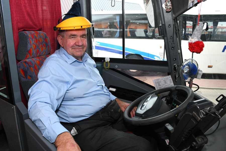 Šoferis Agris Spuris autobusā lieto sejas vizieri.
Autors: Ivars Bogdanovs