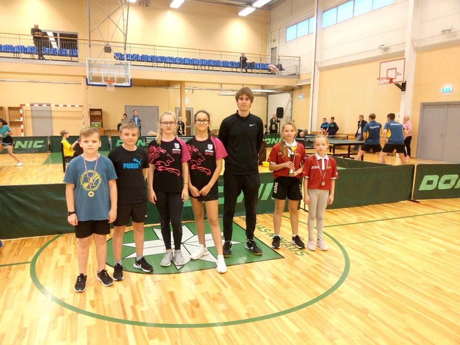 Aleksandrs Šutka kopā ar saviem jaunākajiem audzēkņiem.
Autors: no A. Šutkas albuma.