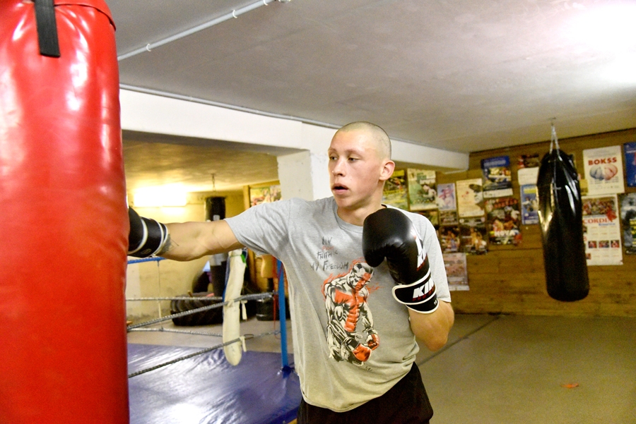 Ričards Ozols 
Bauskā 
trenējas boksā, nu kļuvis par Latvijas čempionu pankrationā.
Autors: Uldis Varnevičs