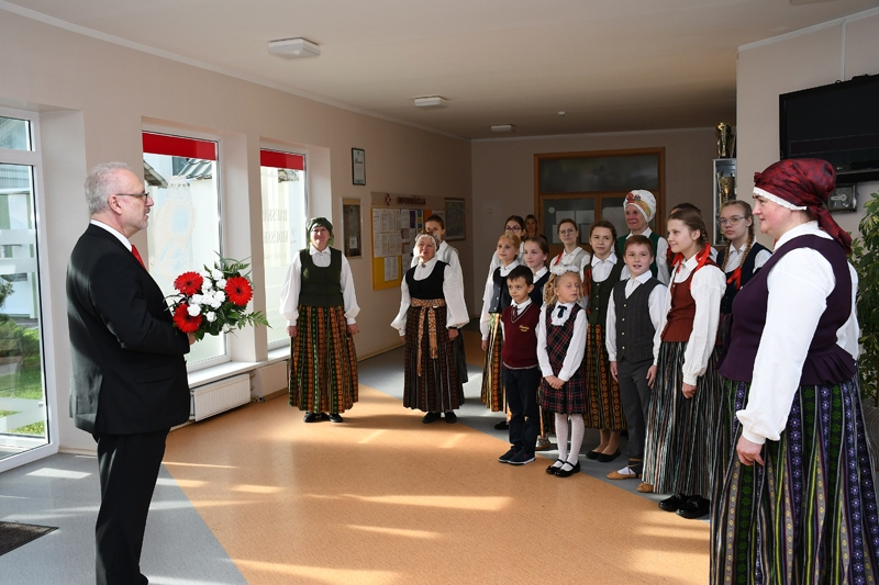 Valsts prezidentu sagaidot, ar dziesmu uzstājās Bauskas 2. vidusskolas folkloras kopa «Urdziņa» kopā ar skolas pedagogiem, skolēni pasniedza arī ziedus.
Autors: Ivars Bogdanovs