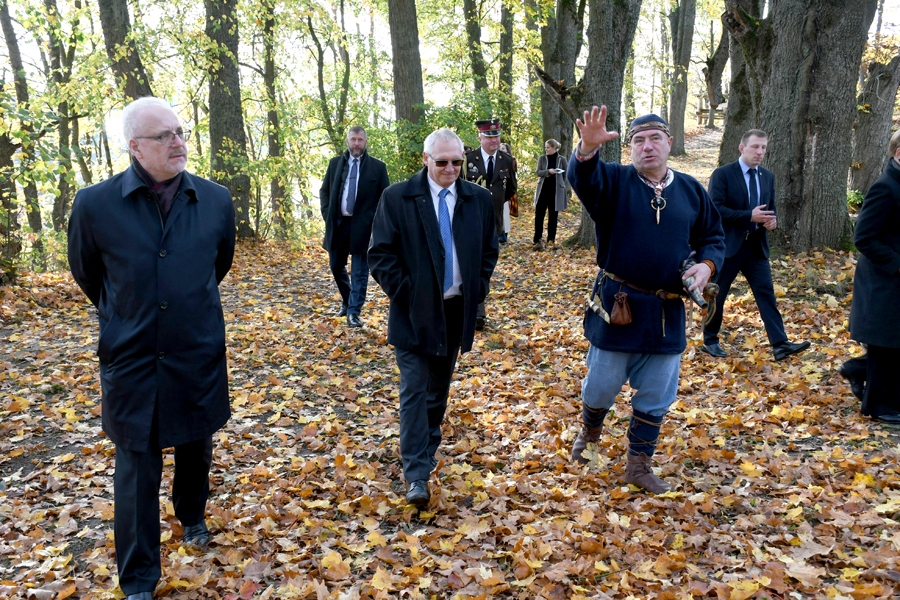 Egilam Levitam (no kreisās) Mežotnes pilskalna topošā pils torņa aprises cenšas iezīmēt Aivars Okmanis (vidū) un Anatolijs Kazačenko.
Autors: Ivars Bogdanovs
