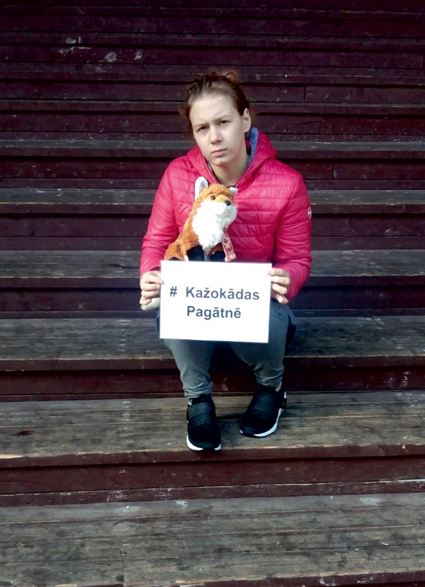 Iecavā ar tēmturi «Kažokādas pagātnē» apkārtējo uzmanību cīņai par kažokzvēru audzēšanas aizliegumu Latvijā pievērsa iecavniece Sintija Vieļecka.
Autors: no albuma.