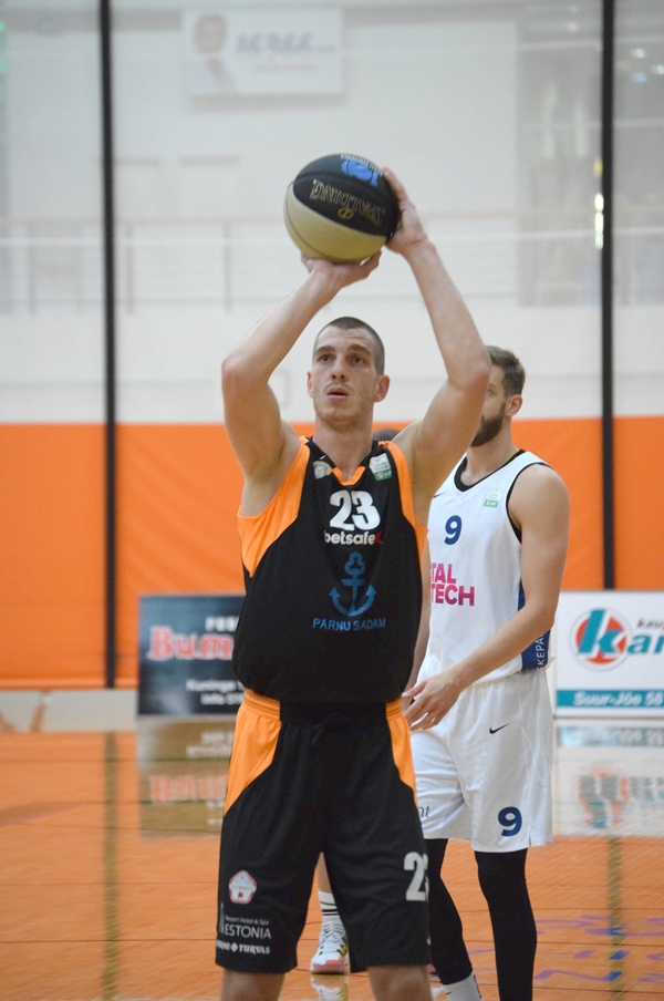 Linards Jaunzems šogad atkal ir starp Igaunijas komandas «Pärnu Sadam» līderiem.
Autors: Publicitātes foto.