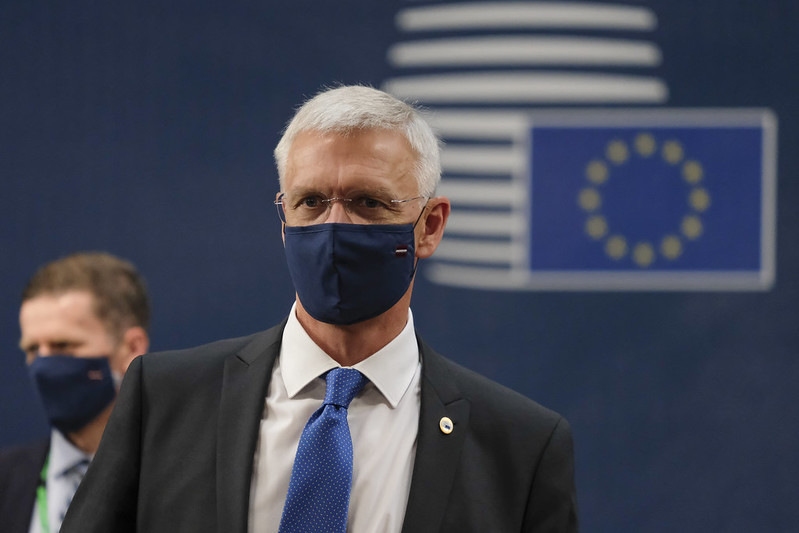 Ministru prezidents Krišjānis Kariņš (JV) aicina Latvijas iedzīvotājus Covid-19 izplatības dēļ ierobežot savus sociālos kontaktus. Premjers mikroblogošanas vietnē 