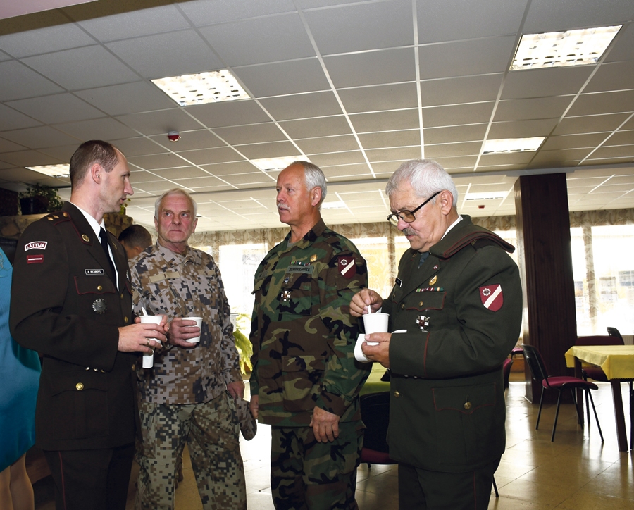 Rīgas brigādes komandieris Aivars Krjukovs (no kreisās) sarunā ar 53. kājnieku bataljona veterāniem.
Autors: Ivars Bogdanovs