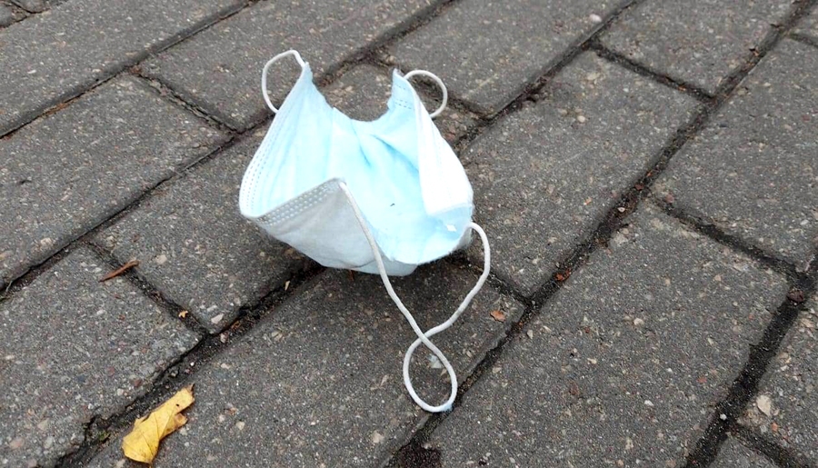 Jāraugās, lai maskas neaizpūš vējš un lai tās nenonāk vidē.
Autors: Publicitātes foto.