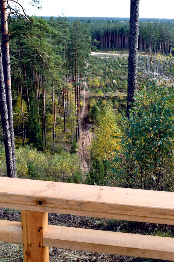 Skatu platforma dod iespēju apjūsmot ainavu, kas atklājas, lūkojoties uz austrumiem.
Autors: Žanna Zālīte