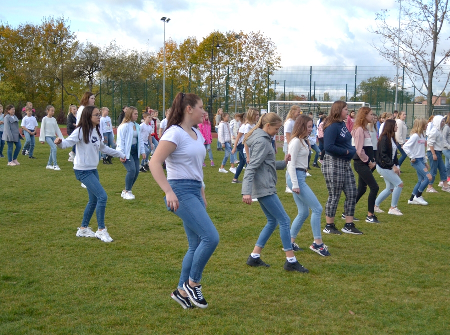 Bauskas 2. vidusskolas jaunieši mācību iestādes stadionā iedejo skolu brīvlaika sākumu.
Autors: Kaspars Kalējs