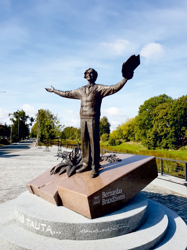 Pasvalē nākamgad ceļošanas akcijā varēs iekļaut vēl viena jauna pieminekļa apskati – septembrī Lēvas upes krastā tika atklāta promenāde un skulptūra Lietuvas tautas dzejniekam, rakstniekam Bernardam Brazdžionim.
Autors: Sandra Danosa