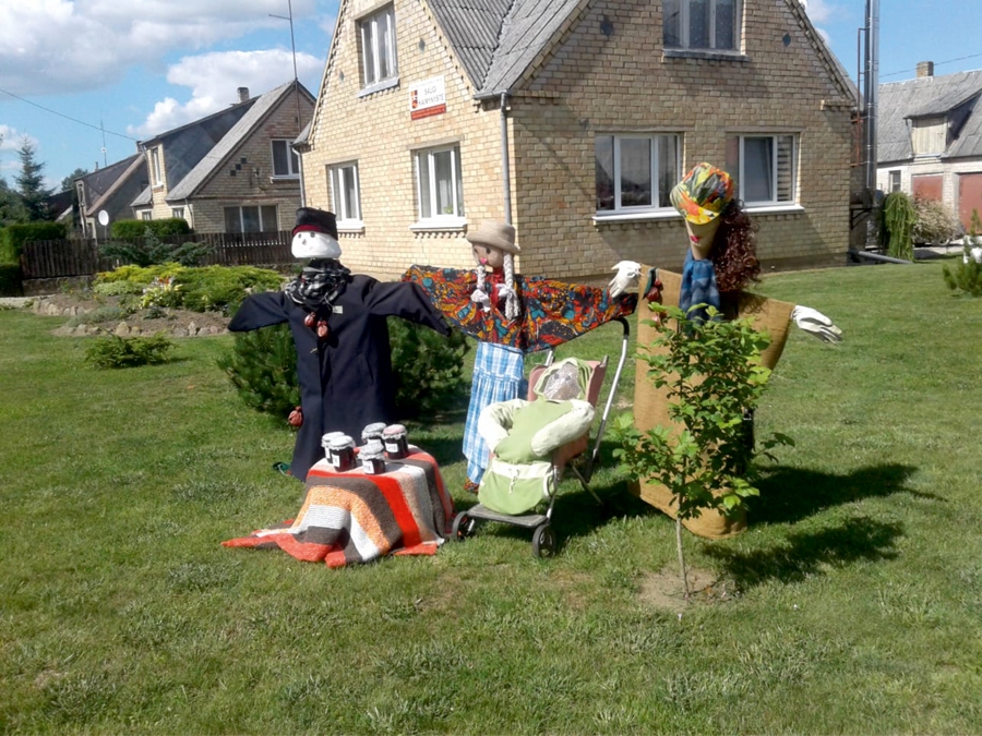 Žagarē akcijas maršrutā iekļautās dabas parka osa takas izstaigāšanu varēja apvienot ar šeit tradicionālajiem ķiršu svētkiem. To laikā pilsētiņa izrotāta ar putnu biedēkļiem, kas vērās arī no daudzdzīvokļu namu balkoniem. Citi savās sētās bija iekārtojuši pat īpašu «kluso dabu» – putnu biedēkļu kompānija kopā ar ķiršu ievārījuma burciņām.
Autors: Anita Rozentāle