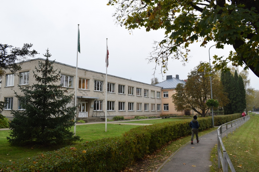 Vecumnieku vidusskolai šogad aprit 75. gadskārta, taču šoreiz svinības un tradicionālais absolventu salidojums nenotiks.
Autors: Žanna Zālīte