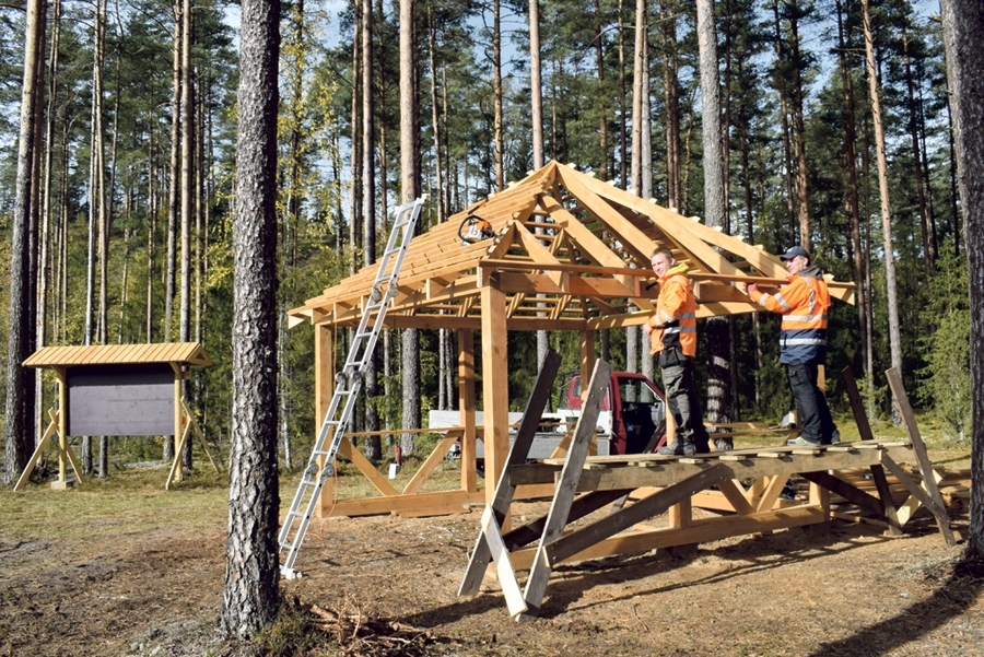 Būvnieki Romans Abraitis (no kreisās) un Oļegs Dubrovskis pārstāv SIA «Jumeik», kas veic dabas objekta labiekārtošanu Zvirgzdes mežā. Koka lapene ir viņu roku darbs.
Autors: Žanna Zālīte