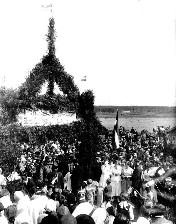 Ministru prezidenta Kārļa Ulmaņa (zem goda vārtiem mētelī ar nolaistu kapuci) svinīga sagaidīšana uz kādreizējās Latvijas-Lietuvas robežas pie Budbergas pagasta «Slokām» 1921. gada 26. aprīlī. Pasākums notika par godu Budbergas pagasta pievienošanai Latvijai.
Autors: no Bauskas muzeja krājuma.