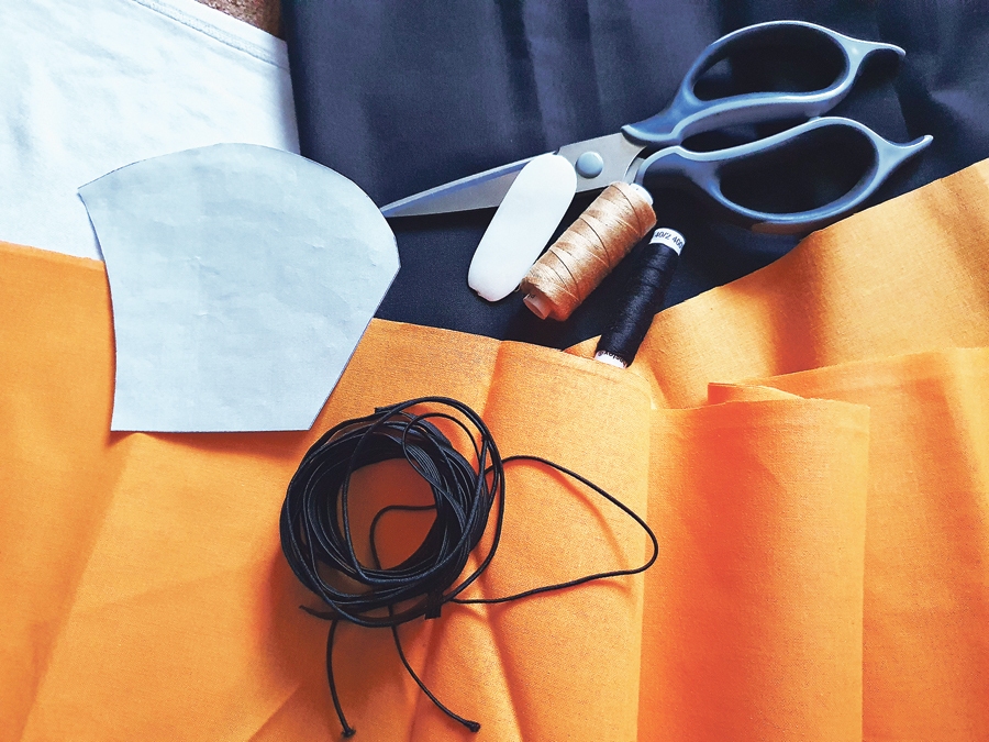 1. VAJADZĒS: piegrieztni (skatīt avīzē, publicēta oriģinālajā izmērā), audumu (izvēlējos kokvilnas, lai vieglāk elpot), pieskaņotas krāsas tievo gumiju, šķēres, diegu, plānu ziepju gabaliņu piegrieztnes pārnešanai uz auduma.