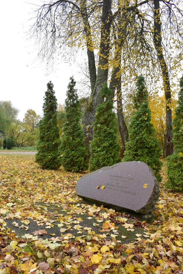 Piemiņas akmenī ir iekalts uzraksts «No Vecumnieku stacijas 1941. gada 14. jūnijā un 1949. gada 25. martā tika deportēti Latvijas iedzīvotāji», taču to izlasīt ir ļoti grūti.
Autors: Žanna Zālīte