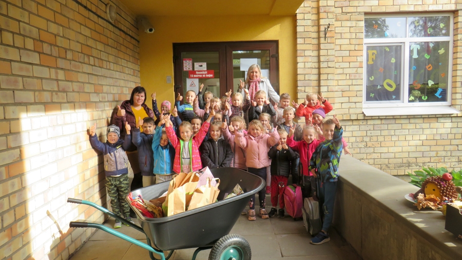 Grupas «Podziņas» bērni ir gatavi ar saviem ziedojumiem doties uz Pestīšanas Armijas Bauskas korpusu.
Autors: no bērnudārza arhīva.