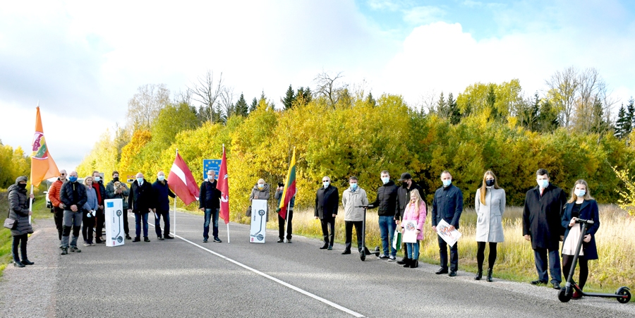 Uz valstu robežas, lietojot aizsargmaskas, pulcējušies astoņu pierobežas novadu apceļošanas akcijas organizatori un dalībnieki – balvu ieguvēji.
Autors: Ivars Bogdanovs