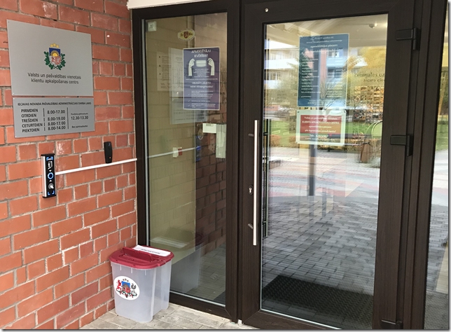 Iedzīvotāji aicināti atstāt iesniegumus un dokumentus urnā, kas speciāli šim mērķim novietota pie pašvaldības administrācijas ieejas ēkā.
Autors: L.Podniece-Jostmane