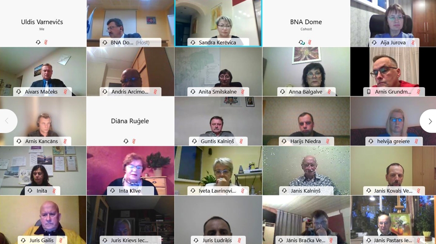 Četru novadu deputāti tikās kopējā interneta tiešsaistes sapulcē.
Autors: Tikšanās ekrānšāviņš.