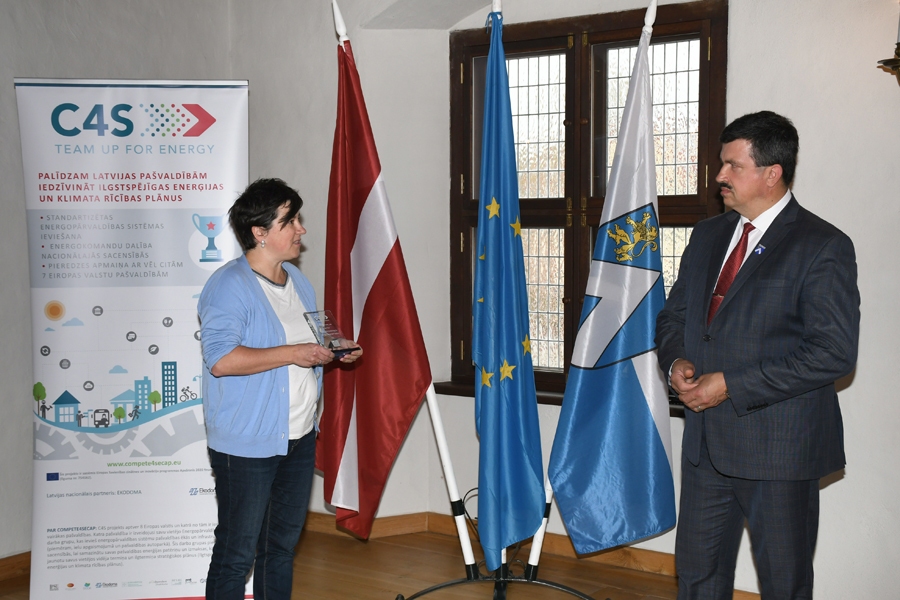 BAUSKAS RĀTSNAMĀ. SIA «Ekodoma» projekta vadītāja Marika Rošā un Bauskas novada domes priekšsēdētājs Arnolds Jātnieks.
Autors: Ivars Bogdanovs