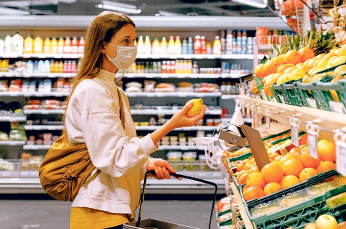 Maskas obligāti jāvelk, kad iepērkamies veikalā.
Autors: pexels.com