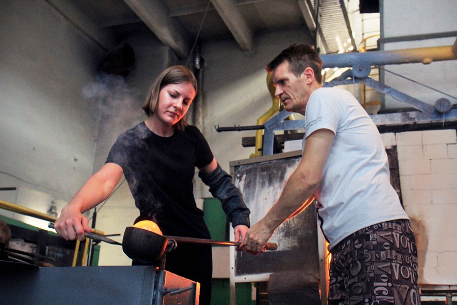 Baiba piedalās starptautiskajā pūstā stikla simpozijā Ļvovā.
Autors: no «Baiba Glass» albuma.