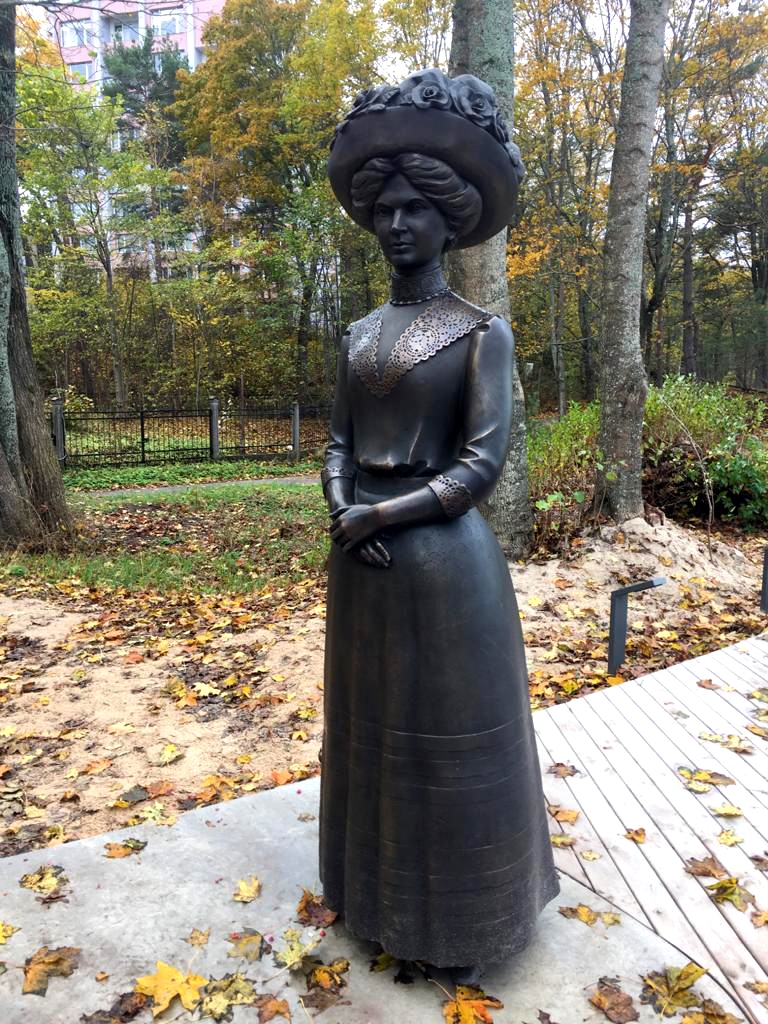 Aspazija kāpās. Vides objekts skatāms Jūrmalā, Dubultos, iepretī Aspazijas ieliņai. Skulptūru veidojusi tēlniece Olga Šilova.