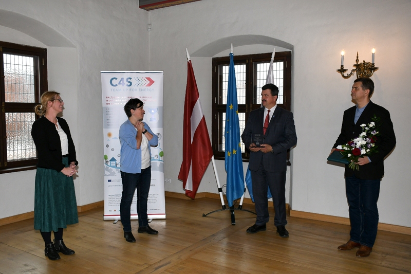 BAUSKAS RĀTSNAMĀ. SIA «Ekodoma» projekta vadītājas - Līga Žogla un Marika Rošā, kā arī Bauskas novada domes priekšsēdētājs Arnolds Jātnieks un energopārvaldnieks Raitis Ignatjevs.
Autors: Ivars Bogdanovs