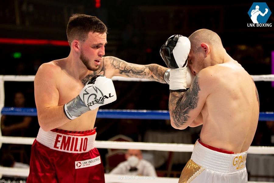 Emīls Špīss trīs raundus bija pārāks par Ivanu Levicki, bet ceturtajā raundā viena kļūda noveda pie zaudējuma.
Autors: no «LNK Boxing» albuma.