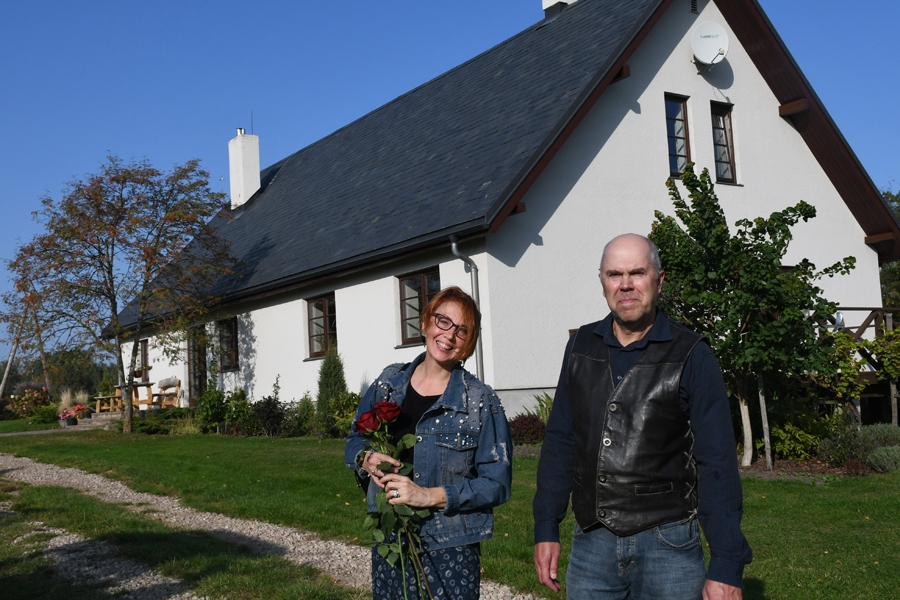 Jaunsaulieši Vija Ozola un Jānis Jūgs «Silakaktos». Vija: «Man tagad šķiet, ka šeit esam dzīvojuši vienmēr. Esmu gandarīta, ka dzīvē vienu zemes stūrīti sakārtojām.» Jānis: «Es to izdarīju kā darbu, kas jāizdara.»
Autors: Ivars Bogdanovs