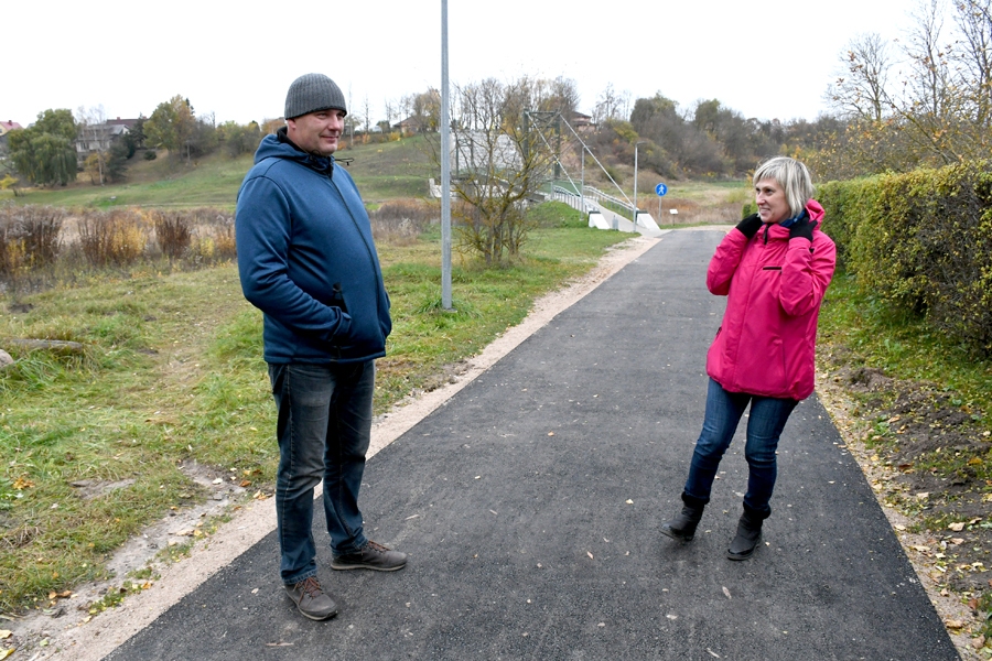 Baušķenieki Natālija un Aigars Valteri atzinīgi novērtē jauno celiņu. Viņu pastaigu maršrutā tas ir ļoti bieži, jo iegādāts zemesgabals Bērzkalnos.
Autors: Ivars Bogdanovs