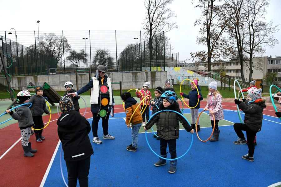 Pie audzēkņiem «Zīlītē» bija ieradies suns Funs (sporta skolotāja Aija Smilga), kas darbojās ar grupu «Taureņi» un pēc tam «Mākoņu» bērniem.
Autors: Ivars Bogdanovs