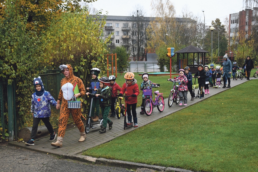 Bērnudārza «Zīlīte» audzēkņi aizrautīgi nododas braucienam ar velosipēdu tīģerīša (mūzikas skolotāja Vivitas Beikules) vadībā.
Autors: Ivars Bogdanovs