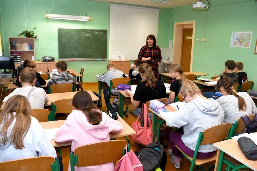 Pilsrundāles vidusskolas 6. klase kopā ar skolotāju Daigu Saku.
Autors: Ivars Bogdanovs