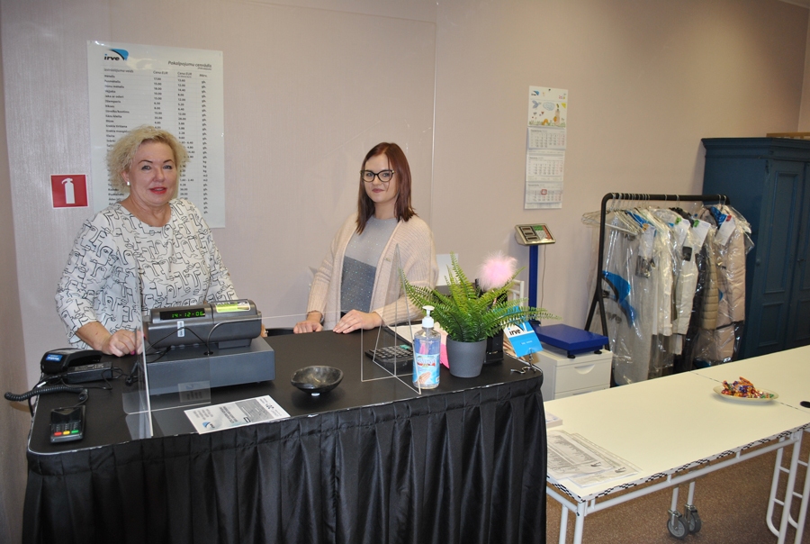 Lāsma Ozola un vedekla Agnese Auziņa «IRVES» pieņemšanas punktā Bauskā. Aizsargmaskas dāmas noņēmušas tikai uz fotografēšanās brīdi.
Autors: Māris Krūmiņš