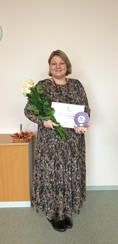 Līga Bajāre kopā ar Kalnciema vidusskolas pedagoģi sagatavojusi un  īstenojusi projektu «Droši nedrošās spēles».
Autors: no Bauskas Valsts ģimnāzijas albuma.