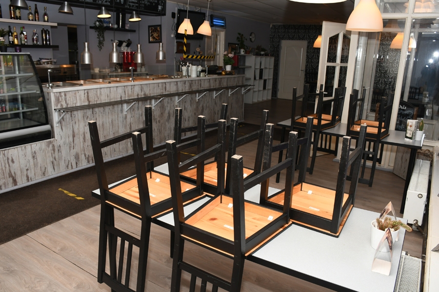 Kafejnīcās un restorānos ēšana pie galdiņiem vairs nenotiek, maltīte tikai līdzņemšanai. Kafejnīca bistro «Pie Rātslaukuma» Bauskā pašlaik vēl turpinās gatavot un izsniegt ēdienu, tomēr vēros, kāds būs klientu skaits, un tas var ieviest pārmaiņas.
Autors: Ivars Bogdanovs