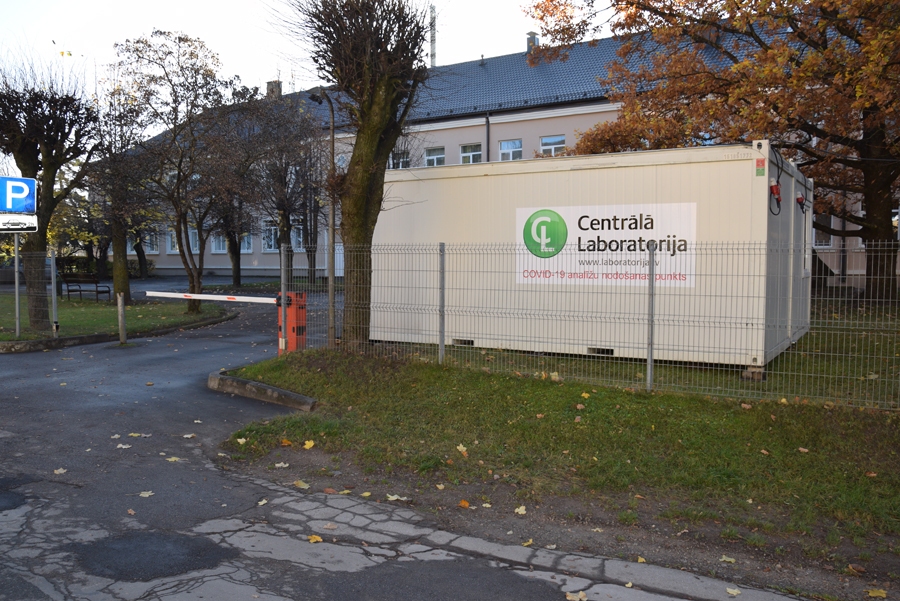 Centrālās laboratorijas izveidots testēšanas punkts no pirmdienas atvērts Bauskas slimnīcas teritorijā.
Autors: Māris Krūmiņš