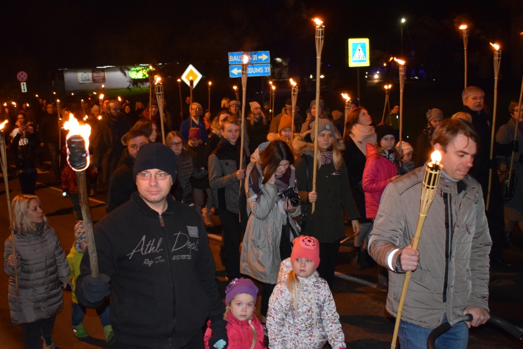 Lāčplēša dienā Vecumniekos pērn ciema iedzīvotājus vienoja kopīgi iets gaismas ceļš, kas noslēdzās parkā aiz tautas nama, kur 2018. gadā atklāta piemiņas vieta Lāčplēša Kara ordeņa kavalieriem. Šogad, ievērojot valstī noteiktos ierobežojumus, lāpu gājiens netiek organizēts.
Autors: ŽANNA ZĀLĪTE