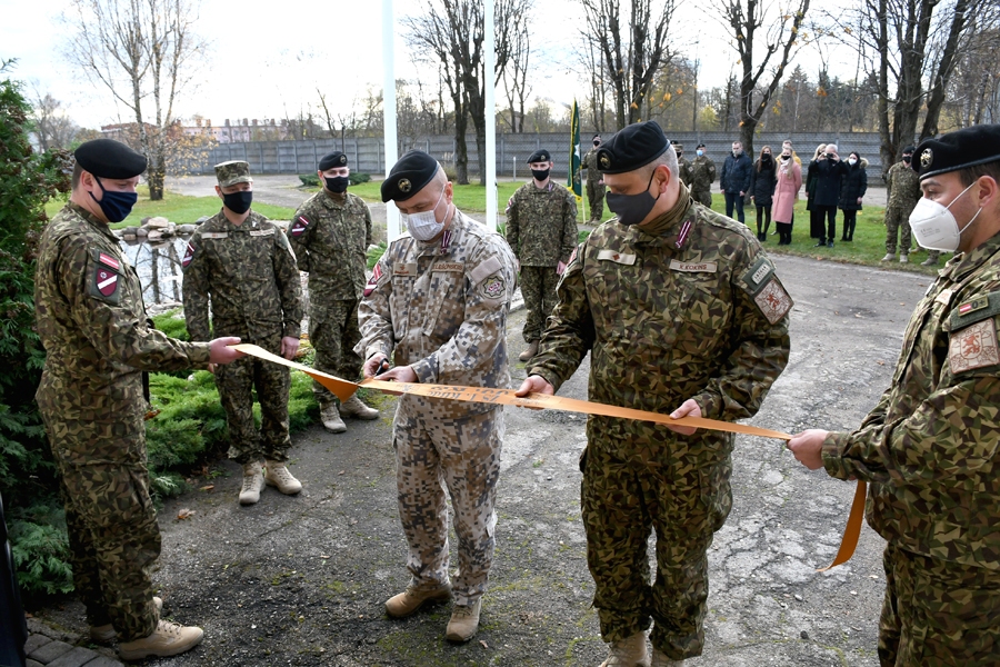 Zeltīto lenti ar 53. kājnieku bataljona simboliem griež ģenerālis Egils Leščinskis (no kreisās) un bataljona komandieris majors Kaspars Kokins.
Autors: Ivars Bogdanovs