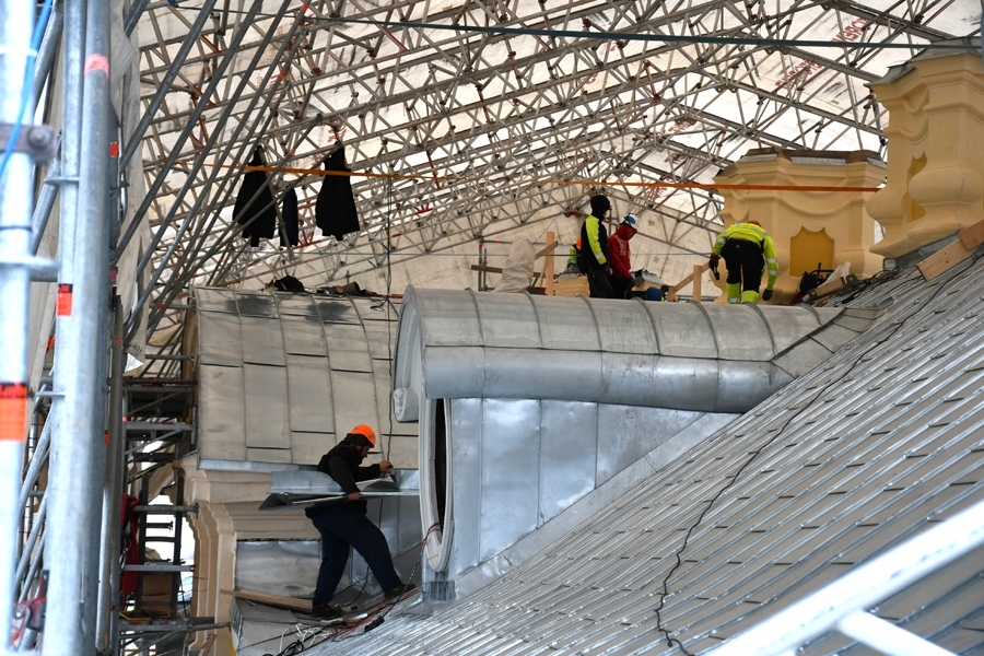 Jumta pārbūves darbi sākti no dienvidu korpusa austrumu stūra. Dienvidu un lielākās daļas rietumu korpusa jumta seguma nomaiņa šogad ir pabeigta.
Autors: Ivars Bogdanovs