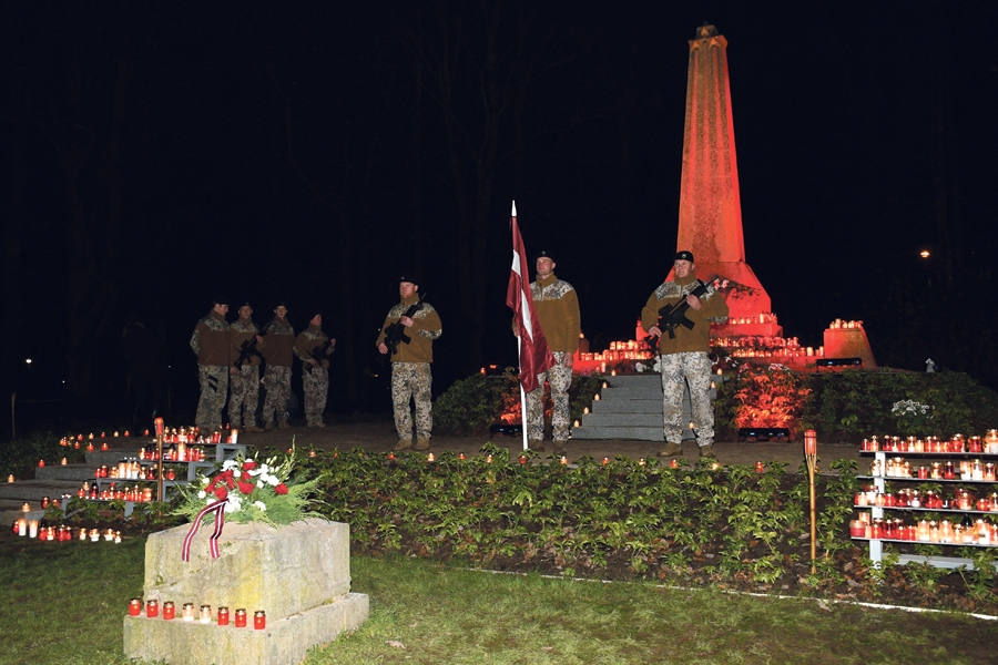 Iecavā pie Brīvības pieminekļa – zemessargu godasardze.
Autors: Ivars Bogdanovs